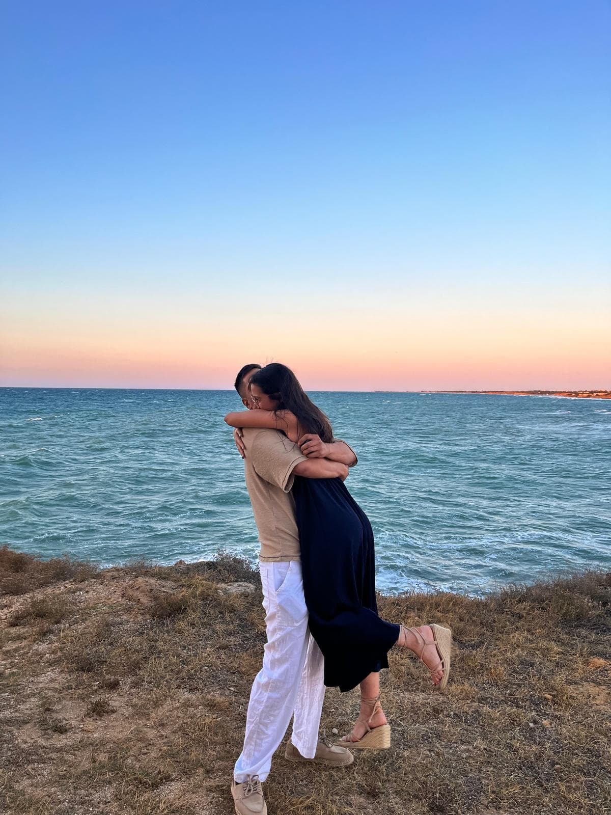 Ainhoa y Raúl abrazados frente al mar