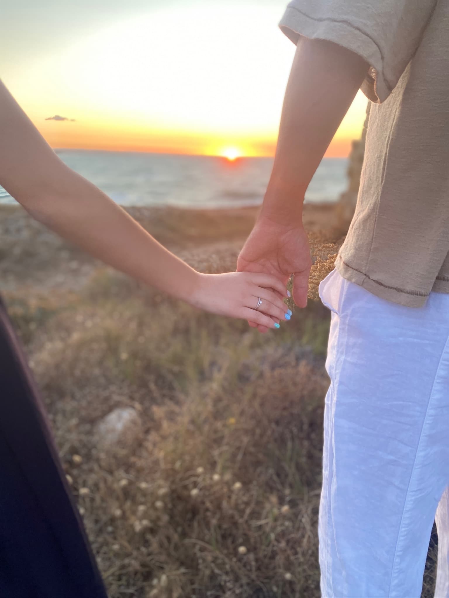 Ainhoa y Raúl de la mano al atardecer