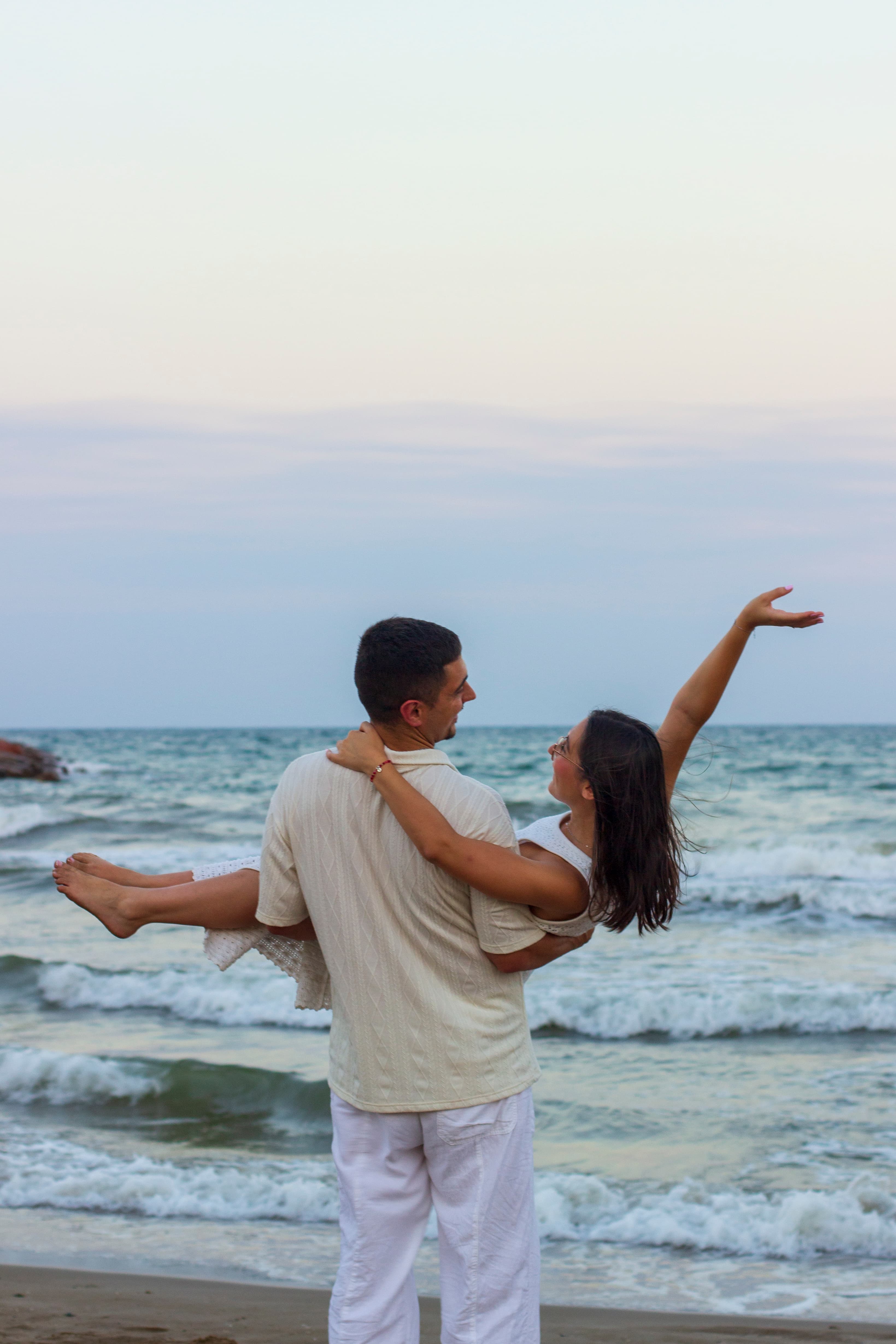 Ainhoa y Raúl abrazados en la playa