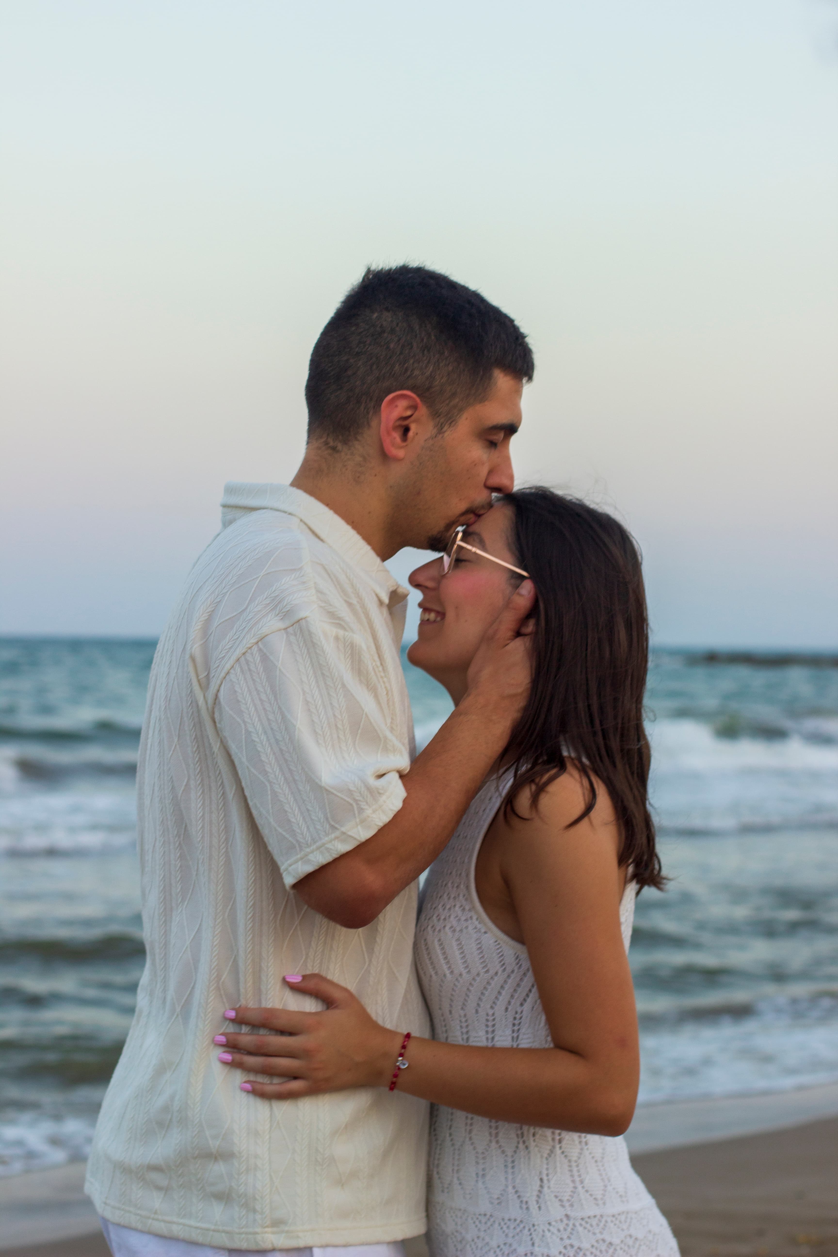 Ainhoa y Raúl abrazados junto al mar